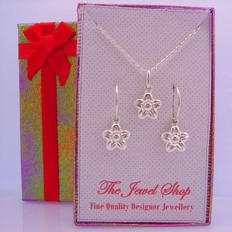 Sterling Silver Daisy Flower Matching Necklace & Earrings Gorgeous Shimmering Gift Box