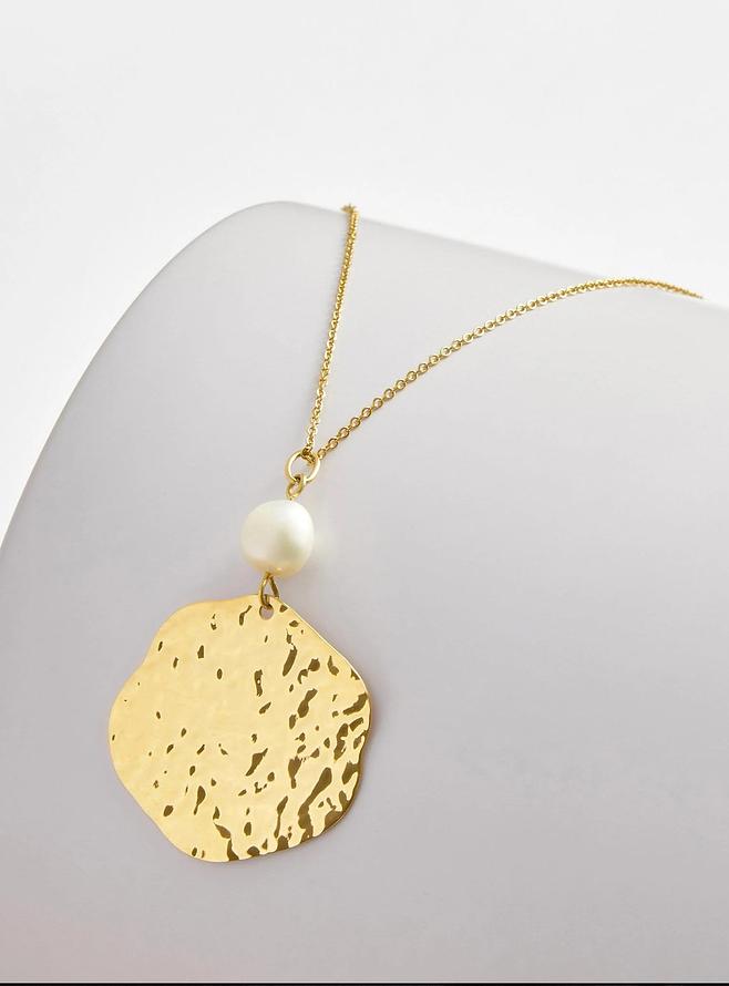 Pastiche Textured Haven Pearl Necklace in Gold