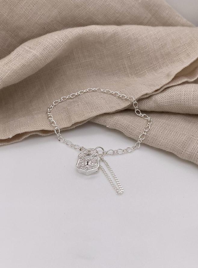 Figaro Curb Shield Padlock Bracelet in Sterling Silver